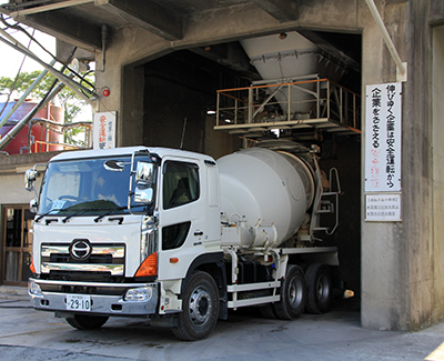 積込み設備（アジテータ車に積込み状況）